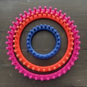 3 PIECE COLORFUL KNITTING‎ LOOMS.